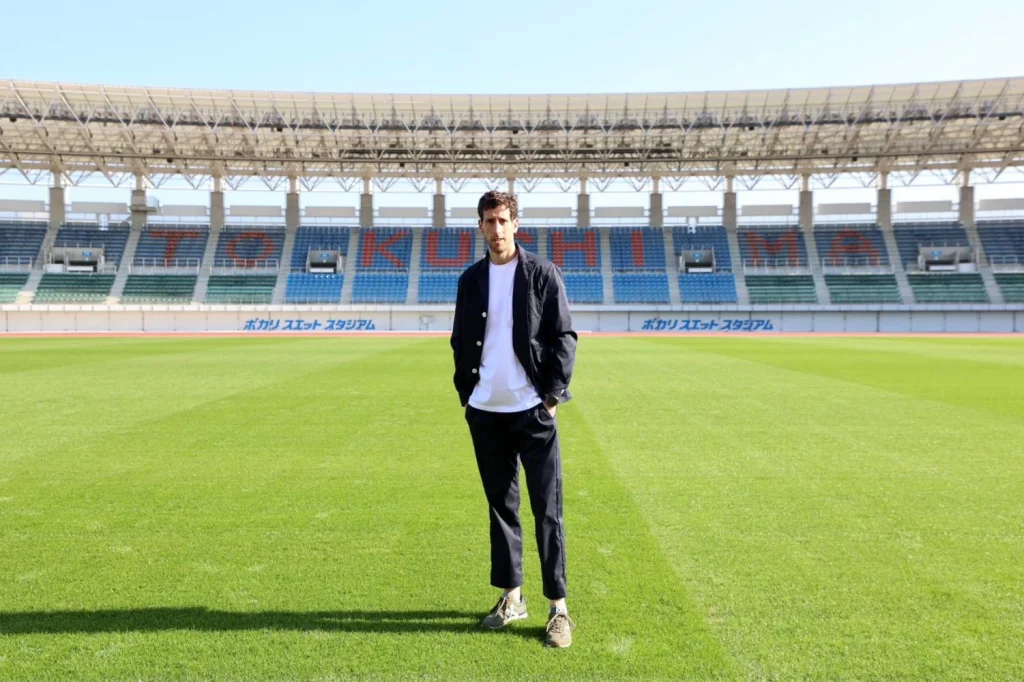 Beñat Labaien paseando por el césped del campo de fútbol