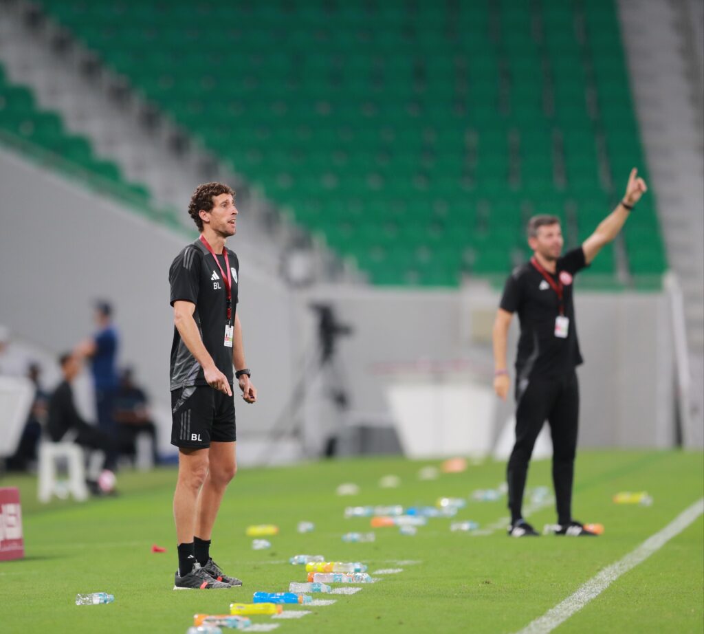 Beñat Labaien dirigiendo Al Wakrah desde la banda