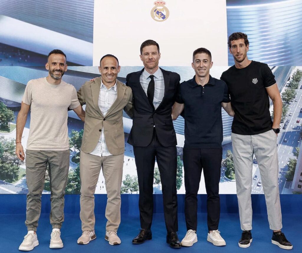 Benat Labaien con Xabi Alonso en la presentación rel Real Madrid